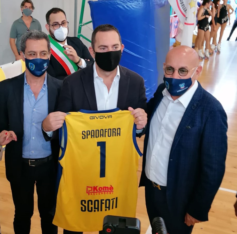 consegna maglia ufficiale Scafati Basket al Ministro dello Sport, Spadafora 2
